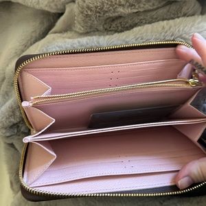 Authentic Louis Vuitton brand new rose ballerine zippy wallet retail $850